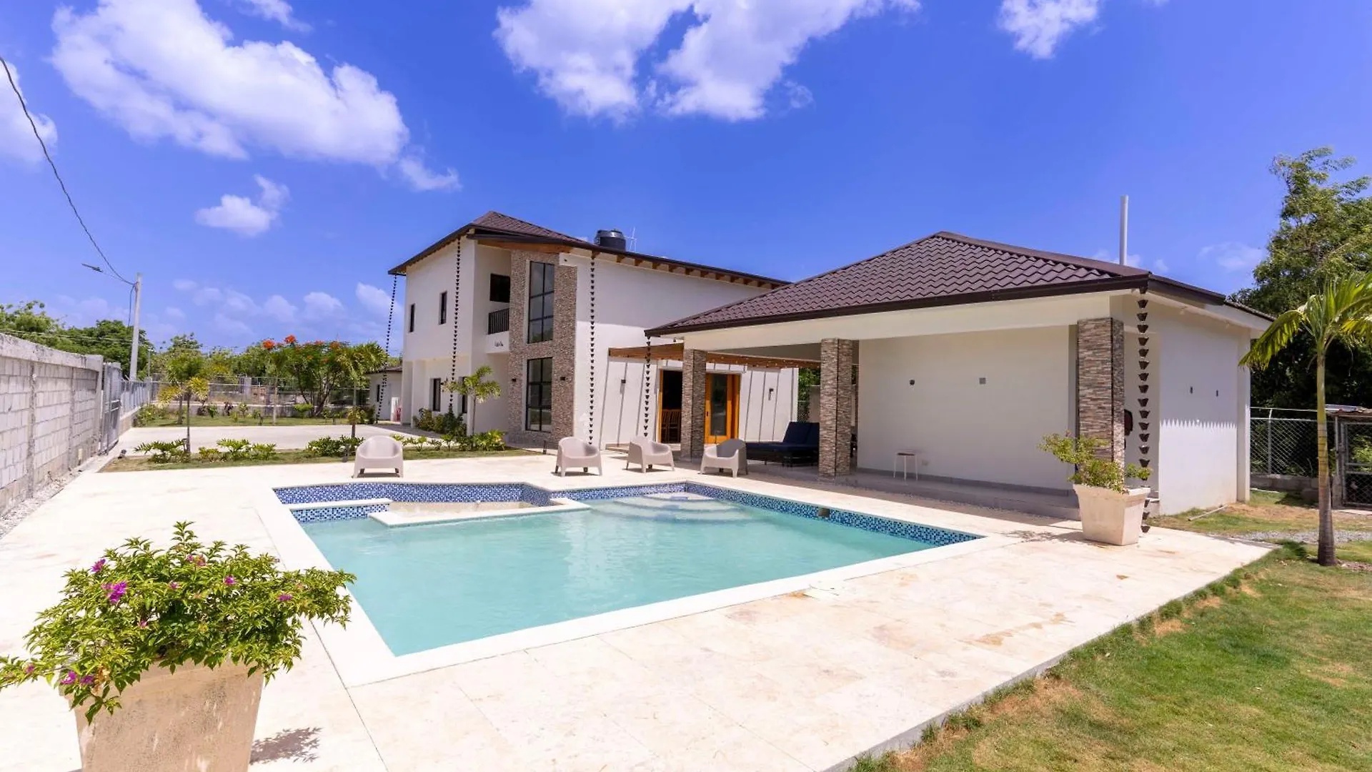 Luxury Beach Villa With Private Pool, Jacuzzi, Beach Club Access With Restaurant & Adventure Nearby Bani