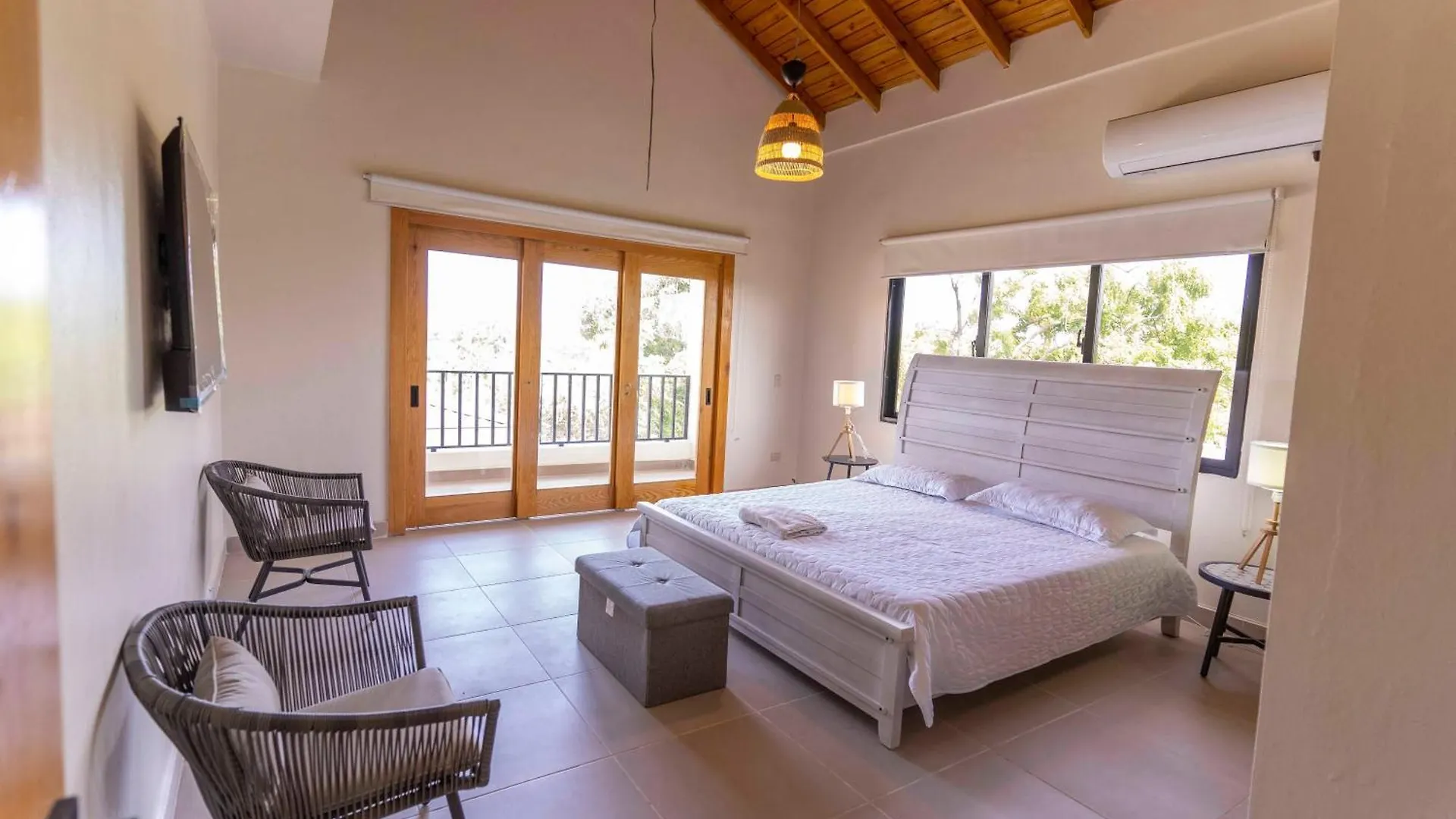 Luxury Beach Villa With Private Pool, Jacuzzi, Beach Club Access With Restaurant & Adventure Nearby Bani