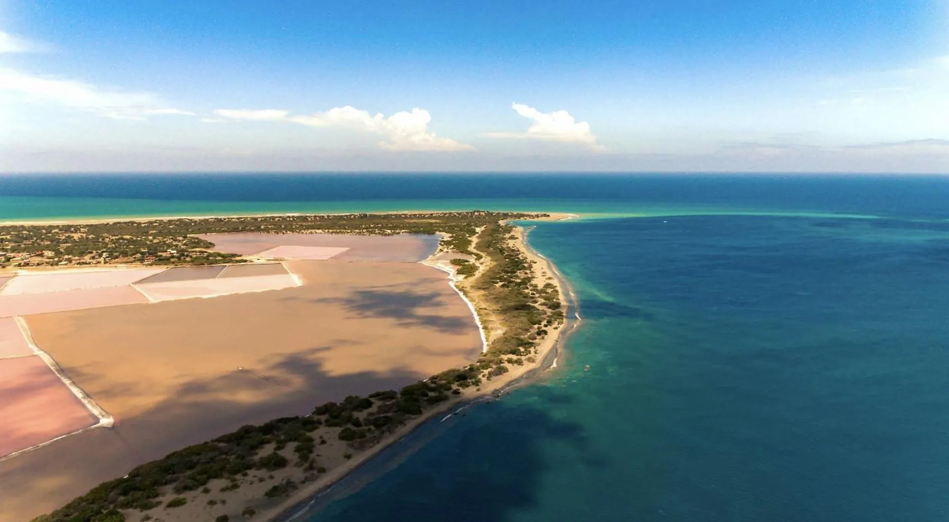 Luxury Beach Villa With Private Pool, Jacuzzi, Beach Club Access With Restaurant & Adventure Nearby Bani